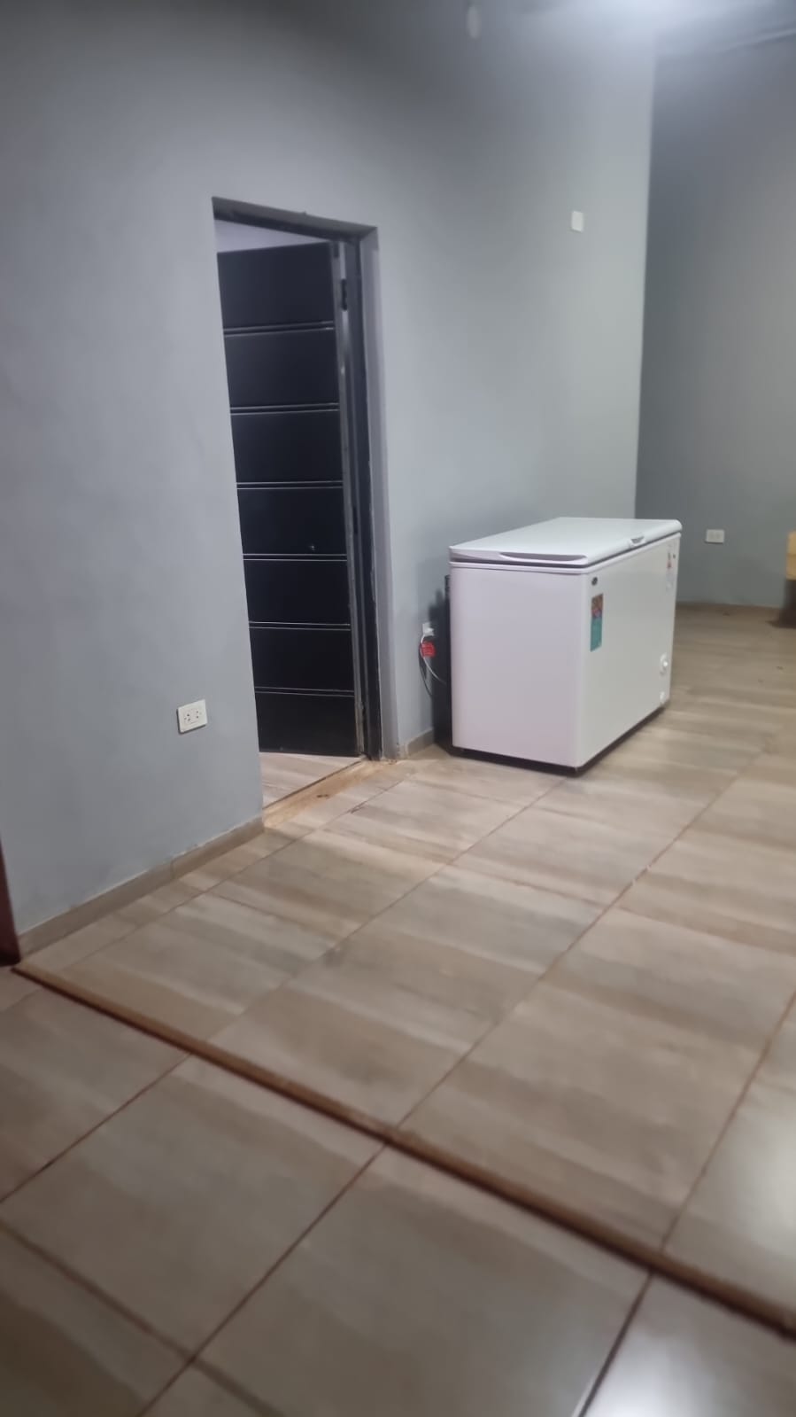 Interior con heladera y freezer